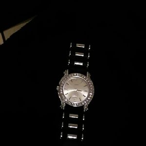 Water resistant quartz watch